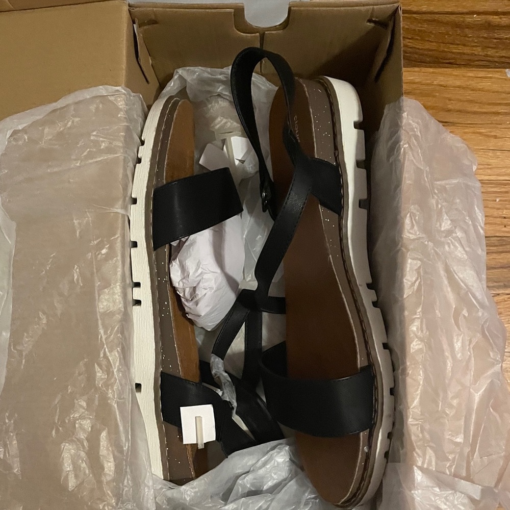Brand new black and white cloud warmers sandal size 13ww